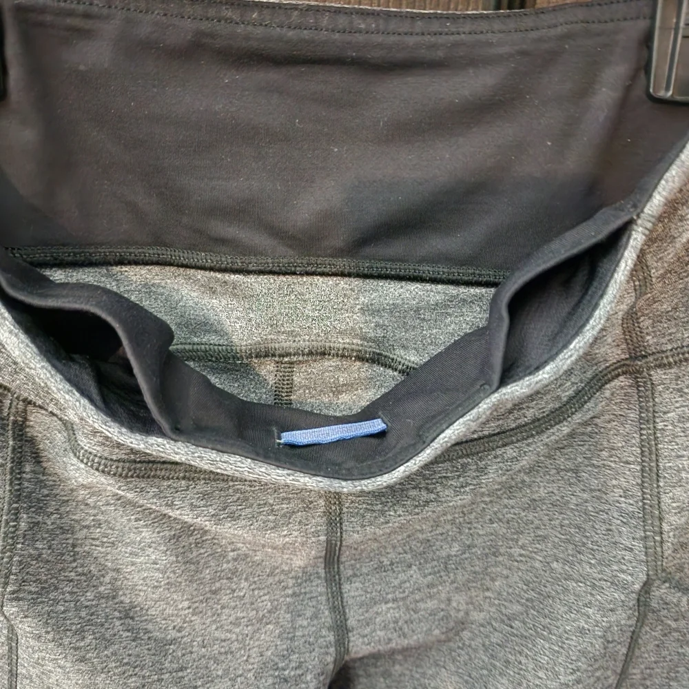 Lululemon Sz. 4 Heathered Black Speed Crop Legging